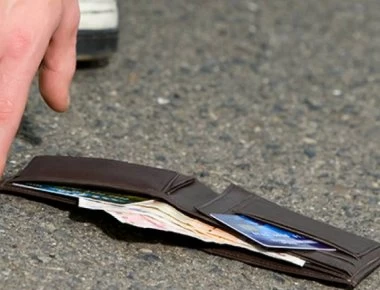 Μαθητές Λυκείου βρήκαν πορτοφόλι με 4.500 ευρώ - Ειδοποίησαν την αστυνομία